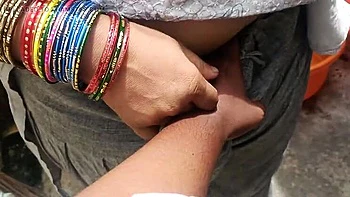 Épouse indienne Desi trompe avec le voisin - doigté hardcore et gémissements