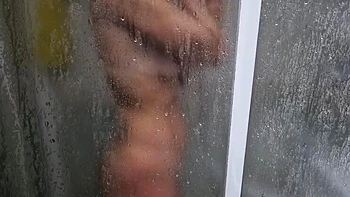 Surprise sous la douche! Jeune chatte serrée baisée fort avec grosse came