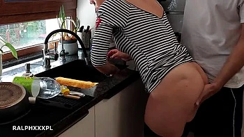 Hot Stepmom Fucked Doggy in Kitchen - Homemade Creampie & Squirt