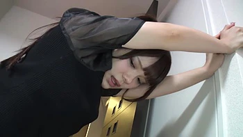 Schöne Frau wird von hinten zum Orgasmus gefickt