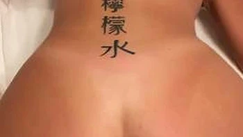 Gebundene BBW-Brünette fickt Doggy mit Blowjob