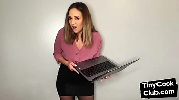 Chica bajo la falda provoca pollas pequeñas con strap-on