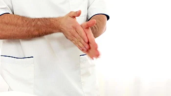 Masajista fuerte folla a una asiática adolescente