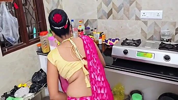 Indische Lehrerin mit großen Titten bringt Schülerin ficken bei