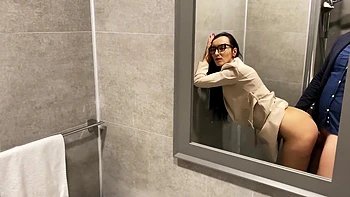 Le sexe au boulot, ça marche toujours – MILF brune gorge profonde et éjaculation