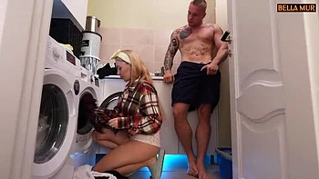 Voisine blonde juteuse baise rude en levrette et cowgirl avec minou en buanderie