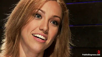 Amatrice Audrey Rose enfermée en cage pour gangbang et creampie