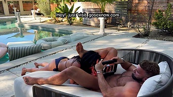 Зрелая Эби Джеймс жарко отсасывает за кадром