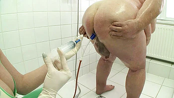 Mulher dominadora humilha o submisso com pau pequeno