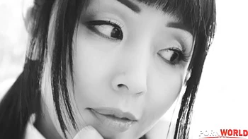 Asiática cachonda follada en el culo por tutor inglés en sofá de papá