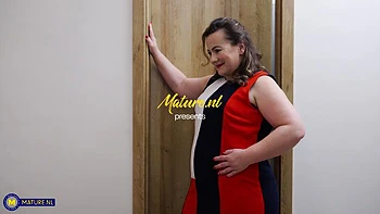 Ступенька с пышными формами: волосатая киска и большой зад лизан падчерицей