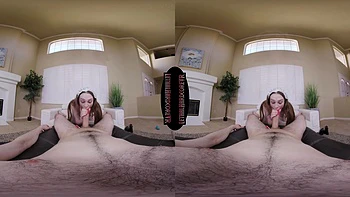 A buceta apertada da Harley pede para ser esticada