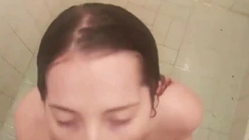 Blonde AshleySoy2 fistet brutal im Schulklo POV - schluckt Sperma