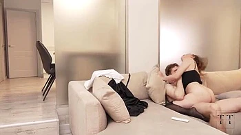 Trio amateur : brune avale profond et baise la bouche