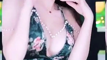 Gata coreana dança e chupa pau