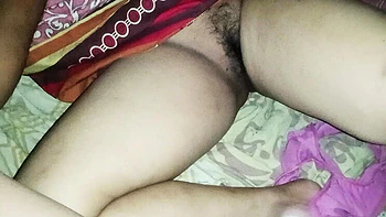 Amateur indonesia Citra pillada por madrastra jugando con su gran clítoris y coño