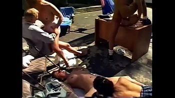 Сочная MILF Кэнди на садовой качели сосет большой член