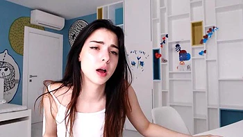 Brünette Amateurin reizt vor der Kamera