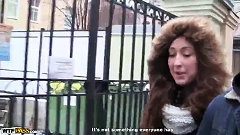 Jeune brune chevauche en cuillère sexy