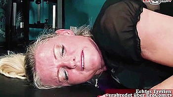 Madurita alemana con tetas naturales folla polla joven