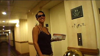 Brune amateur aux gros seins suce et se fait baiser en doggy en public