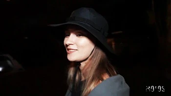 Jeune salope Violet Voss chevauche grosse bite fort