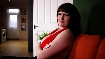 Demi la demi-sœur attrape ton gode et quémande un vrai pénis