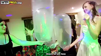 Adolescentes calientes 18+ chupando y orgía salvaje