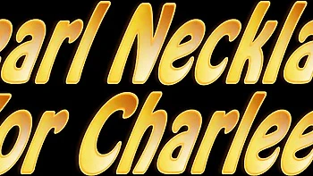 Силиконовые сиськи Чарли трахают большим членом в джинсах