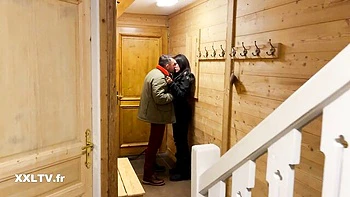 Brunette francesa Lola Bellucci chupando com piercing nos peitos