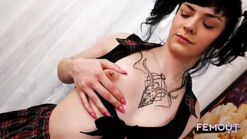 Tgirl fofa se masturba de mini saia e arrastão