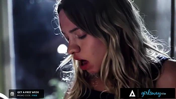 Rubia acosadora folla a lesbiana teen 18+ en baño