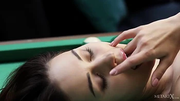 Brunete de peitinhos pequenos faz striptease