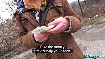 Unschuldiges rothaariges Teen posiert draußen fürs Geld