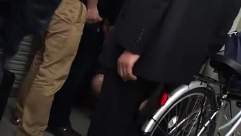 La femme trompe pendant que le cocu est humilié