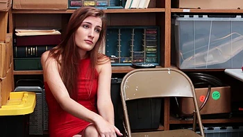 Босс жестко трахает двух секретарш в офисном ффм