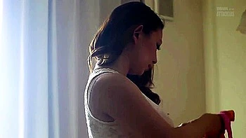 Verheiratete Asiatin kriecht voller riesiger Titten