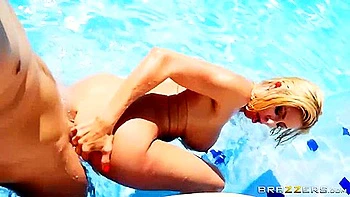 Alexis Fawx chupa e cavalga pau grande na natureza