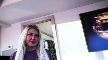 Le trou de cul serré de Kitty blonde violé