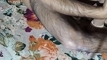 Folla en el aula con amateur india por teléfono