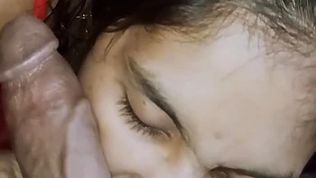 Brune indienne se fait décharger sur visage et seins