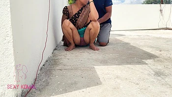 Komal appelle son amie sur la terrasse pour un milf chaud