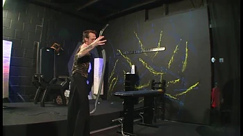 Dildo humiliant enfoncé dans chatte et cul BDSM