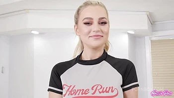 Loira Blake engasga com pau grande antes de foder fundo