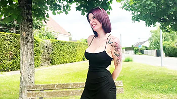 MILF francesa tatuada com peitos grandes em casting amador