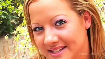 Sophia chupa chorros frescos en sus tetas grandes