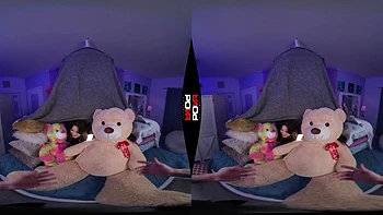 Jeune brune pornstar a des accidents de branlette en VR