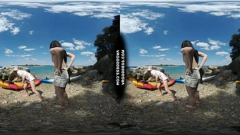 Brune tatouée nue fume en kayak sauvage