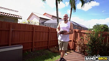 Rubia tetona follada sobre la valla