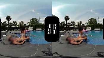 Brünette Cowgirl lutscht Schwanz am Pool